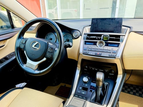 NX  200t  ឆ្នាំ 2016 luxury ប៉ូតុង4  ម្ចាស់ដេីម
