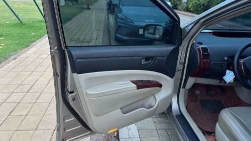 Prius 06 Full Option ថ្មីរឡានម៉ូល
