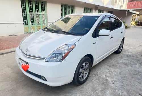 Prius 2007 white h/full