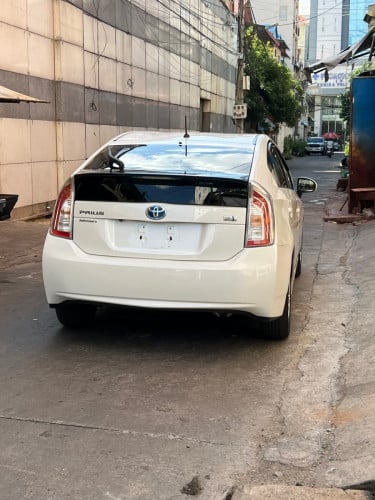 Prius 2013 Option 2 ឡេីង3 ធានាឡានមូល💯