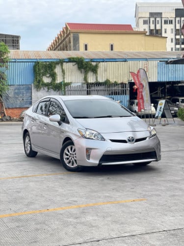 Prius 2014 Plug In ពណ៌ទឹកប្រាក់