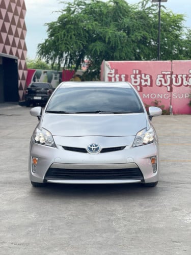 Prius 2014 Plug In ពណ៌ទឹកប្រាក់