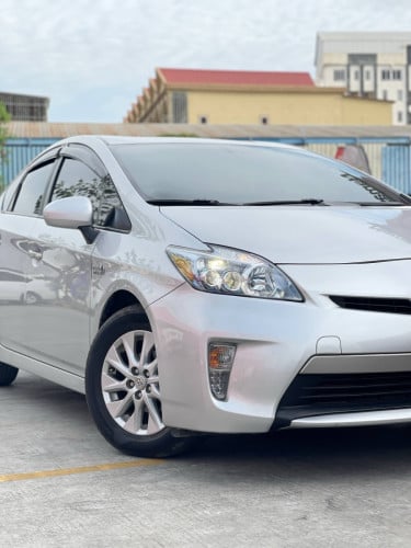 Prius 2014 Plug In ពណ៌ទឹកប្រាក់