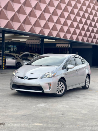 Prius 2014 Plug In ពណ៌ទឹកប្រាក់