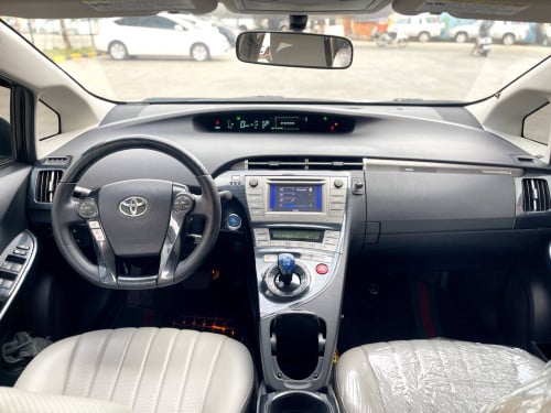 Prius 2014 Plug In ពណ៌ទឹកប្រាក់