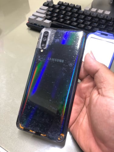 Samsung A50 សុីម 2 អេក្រង់សុីន Super AmoLED បែកប្រើបានធម្មតា Ram 4GB Memory 64GB លក់ 20$