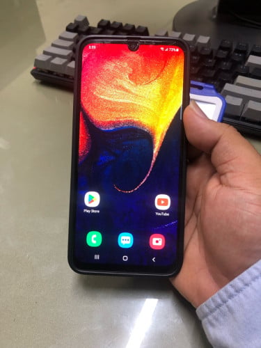 Samsung A50 សុីម 2 អេក្រង់សុីន Super AmoLED បែកប្រើបានធម្មតា Ram 4GB Memory 64GB លក់ 20$