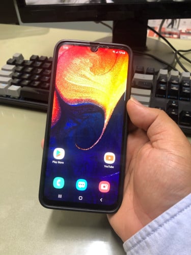 Samsung A50 សុីម 2 អេក្រង់សុីន Super AmoLED បែកប្រើបានធម្មតា Ram 4GB Memory 64GB លក់ 20$