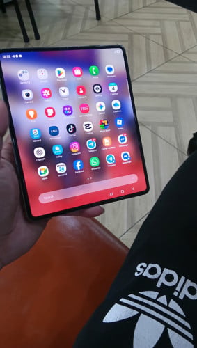 Samsung Galaxy Fold 3 ក្រុមហ៏ុន សុិ 2