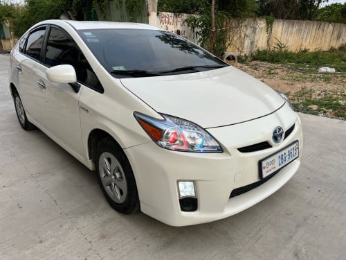 Toyota Prius សេរីឆ្នាំ2010ពណ៏សOption 3 ធានាឡានស្អាតអត់បុកអត់ច្រេះឡានថ្មីគ្មានកន្លែងទាស់