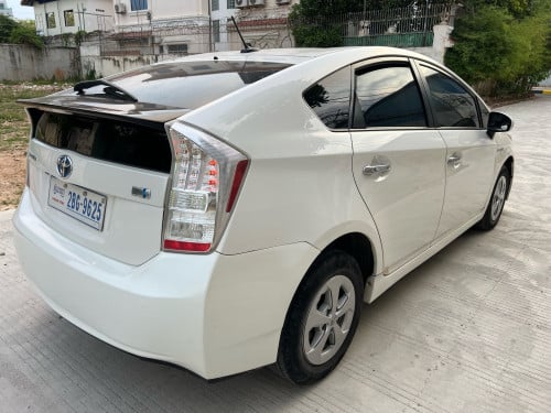 Toyota Prius សេរីឆ្នាំ2010ពណ៏សOption 3 ធានាឡានស្អាតអត់បុកអត់ច្រេះឡានថ្មីគ្មានកន្លែងទាស់