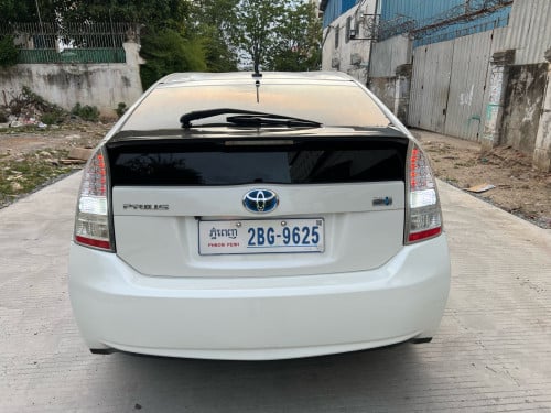 Toyota Prius សេរីឆ្នាំ2010ពណ៏សOption 3 ធានាឡានស្អាតអត់បុកអត់ច្រេះឡានថ្មីគ្មានកន្លែងទាស់