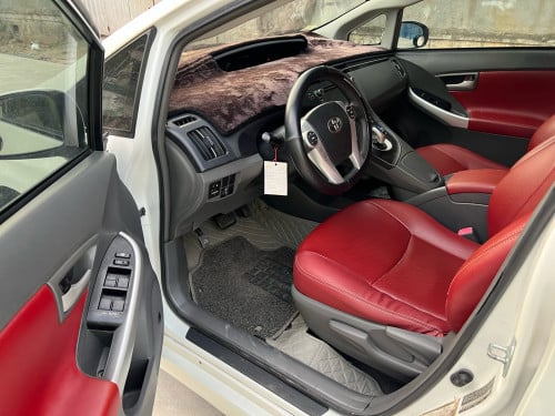Toyota Prius សេរីឆ្នាំ2010ពណ៏សOption 3 ធានាឡានស្អាតអត់បុកអត់ច្រេះឡានថ្មីគ្មានកន្លែងទាស់