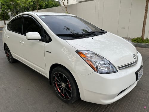 Toyota Prius Full option សេរីឆ្នាំ2006 ម្ចាស់ដេឺមផ្ទាល់ម៉ាញ្ញែMcឡានអត់បុកអត់ច្រេៈឡានថ្មី