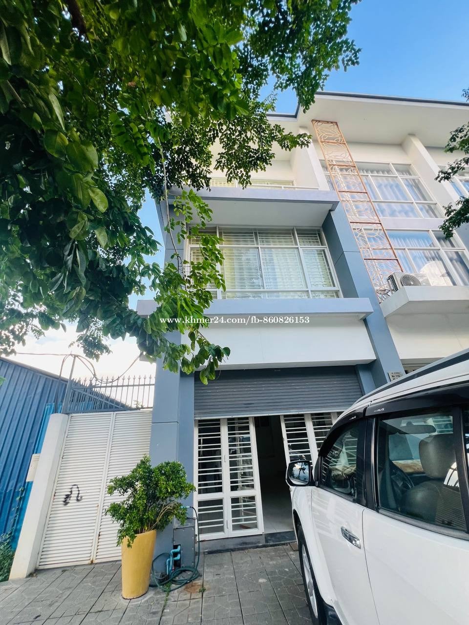 ផ្ទះអាជីវកម្មនៅកែង ថ្មីស្អាត ទំហំធំ សល់ចំហៀង រកស៊ីបានគ្រប់មុខ ជាប់ផ្លូវរដ្ឋ២០ម៉ែត្រ
