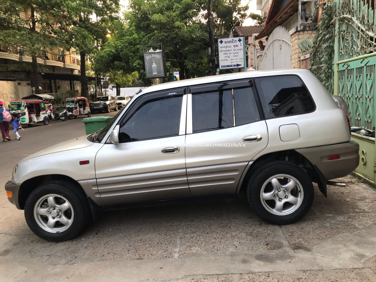 ឡានលក់ RAV4 L ឆ្នាំ97 ពណ៌ទឹកប្រាក់