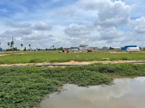ដីផ្សារបែកចាន​ ជិតរោងចក្រសម្រាប់លក់រឺជួល