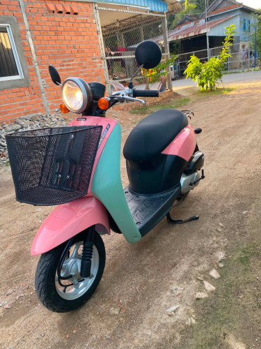 ម៉ូតូលក់ថ្មីស្អាតៗ