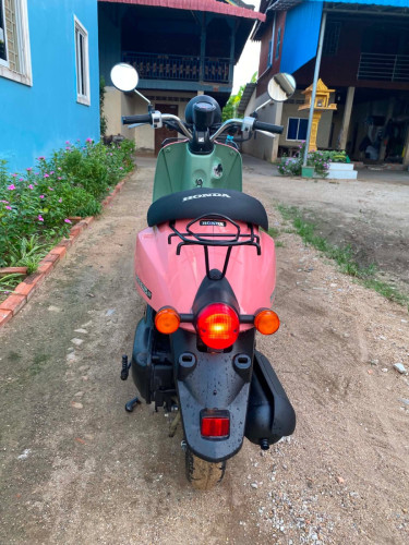 ម៉ូតូលក់ថ្មីស្អាតៗ