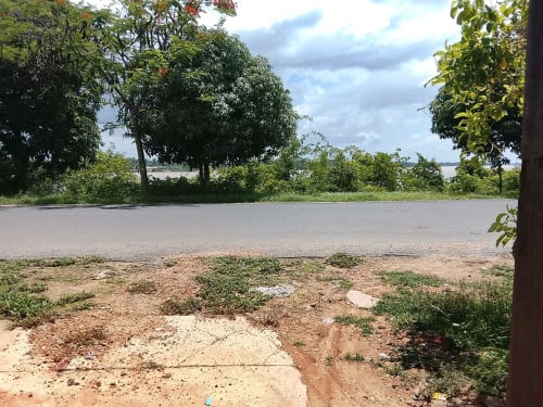 ដីផ្ទះលក់ មានទីតាំងល្អ ជាប់មាត់ទន្លេ ក្នុងក្រុងស្ទឹងត្រែង តម្លៃ ១០ ០០០០ $ ចរចារ