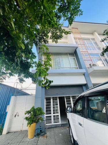 ផ្ទះអាជីវកម្មនៅកែង ថ្មីស្អាត ទំហំធំ សល់ចំហៀង រកស៊ីបានគ្រប់មុខ ជាប់ផ្លូវរដ្ឋ២០ម៉ែត្រ