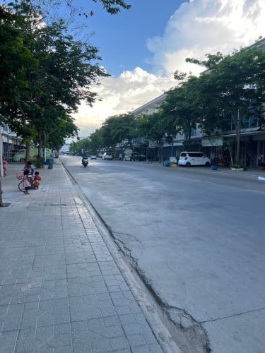 ផ្ទះអាជីវកម្មនៅកែង ថ្មីស្អាត ទំហំធំ សល់ចំហៀង រកស៊ីបានគ្រប់មុខ ជាប់ផ្លូវរដ្ឋ២០ម៉ែត្រ