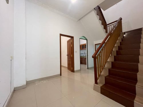 ផ្ទះវីឡាសម្រាប់ជួល នៅជិតរង្វង់មូលផ្សារដើមថ្កូវ