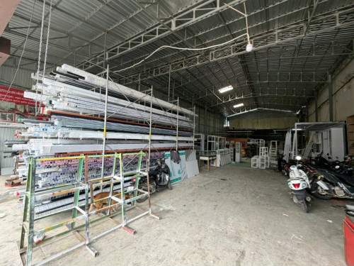 ឃ្លាំងលក់ នៅចាក់អង្រែលើ ខណ្ឌមានជ័យ!