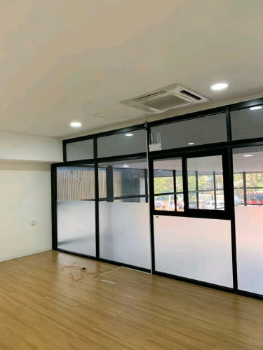 出租土地 / 展厅（附现成车库及办公室，可立即投入使用）