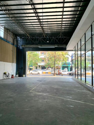 出租土地 / 展厅（附现成车库及办公室，可立即投入使用）