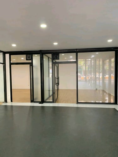 出租土地 / 展厅（附现成车库及办公室，可立即投入使用）