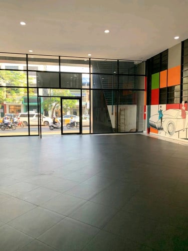 出租土地 / 展厅（附现成车库及办公室，可立即投入使用）