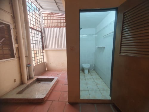 ផ្ទះលក់ ស្ថិតនៅជិតជិតរង្វង់មូលផ្សារដើមថ្កូវ