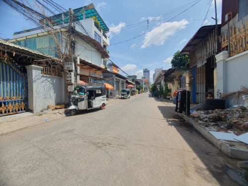 ផ្ទះលក់ ស្ថិតនៅជិតសាលាបឹងត្របែក