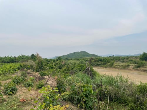 ដីជាប់មាត់ស្ទឹងសម្រាប់លក់