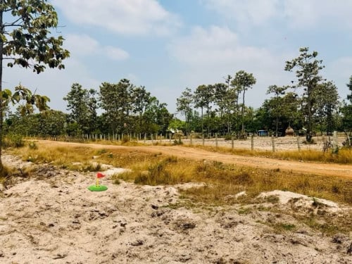 ដីលក់ជាប់ផ្លូវគ្រួសក្រហម