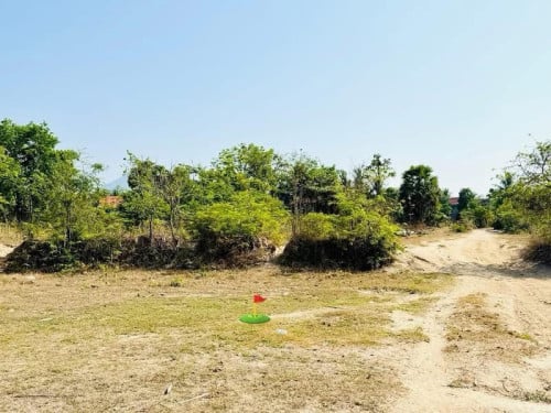 ដីជាប់ស្ទឹងជាប់ផ្លូវរដ្ឋជិតតំបន់ថ្មក្រាល