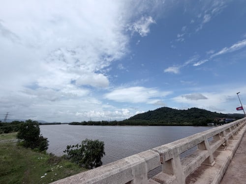 ដីជាប់ដៃសមុទ្យ