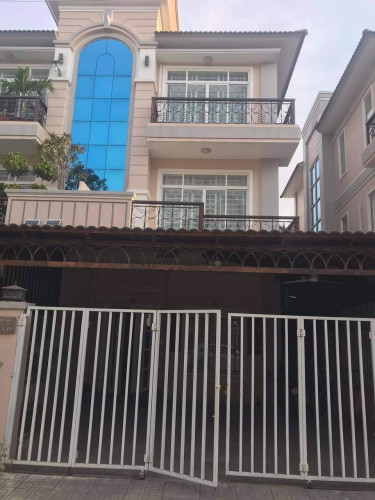 ផ្ទះវិឡា លក់ ពីមុន 230000$ លក់តែ175000$