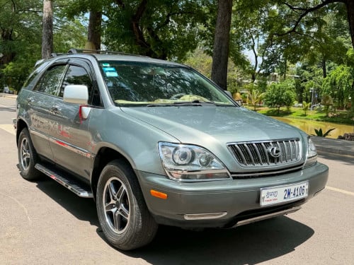 ឡានលក់ប្រញ៉ាប់លុយនៅថ្មី99%សុំណុំសុីនជិះស្រួលឡានលះប្រភេទប៉ុង2ហាប់ប៉ែសតំលៃ9800$សេរីឆ្នាំ2000
