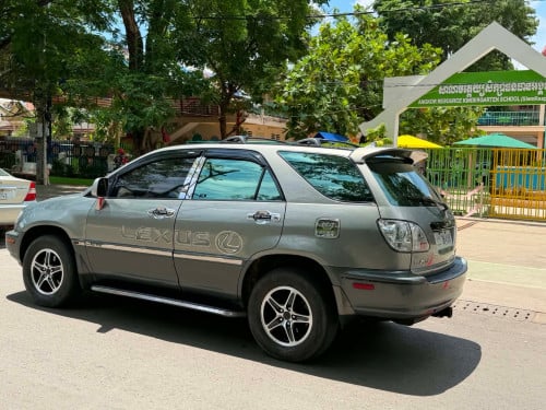 ឡានលក់ប្រញ៉ាប់លុយនៅថ្មី99%សុំណុំសុីនជិះស្រួលឡានលះប្រភេទប៉ុង2ហាប់ប៉ែសតំលៃ9800$សេរីឆ្នាំ2000