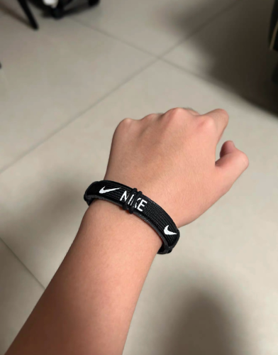 ខ្សែដៃស្ព័រ Adidas ម៉ូដទាន់សម័យ និងទាក់ទាញ!