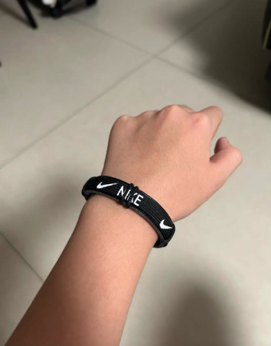 ខ្សែដៃស្ព័រ Adidas ម៉ូដទាន់សម័យ និងទាក់ទាញ!