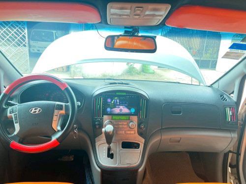 ឡានលក់Hyundai starex 2011 full option ក្នុងឡើងVip ហើយ ឡានស្អាតតំលៃ13000$ចរចា0966074444