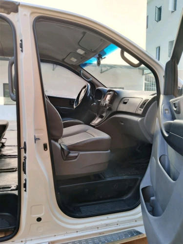 ឡានលក់Hyundai starex cvx 2008 ឡានស្អាតឯកសារគ្រប់ តំលៃ10200$ចរចា0966074444