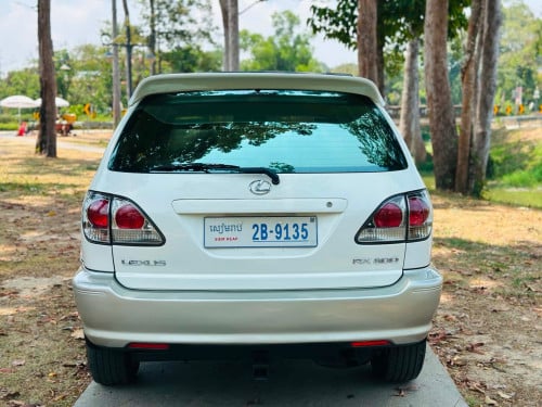 ឡានលក់មួយគ្រឿងLexus RX300សេរីឆ្នាំ2001ប៉ុង1Half Fullឡានសុំណុំតំលៃ13900$ចរចារសំរាប់បងប្អូនរកឡានស្អាត