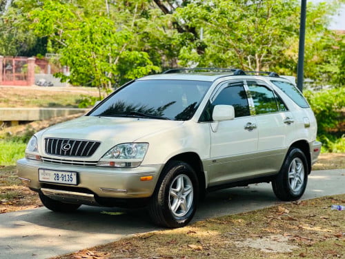 ឡានលក់មួយគ្រឿងLexus RX300សេរីឆ្នាំ2001ប៉ុង1Half Fullឡានសុំណុំតំលៃ13900$ចរចារសំរាប់បងប្អូនរកឡានស្អាត