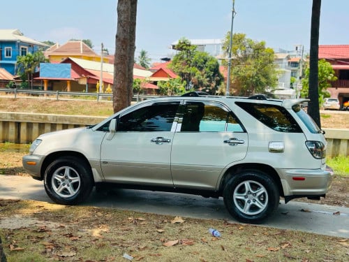 ឡានលក់មួយគ្រឿងLexus RX300សេរីឆ្នាំ2001ប៉ុង1Half Fullឡានសុំណុំតំលៃ13900$ចរចារសំរាប់បងប្អូនរកឡានស្អាត
