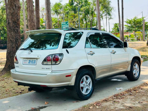 ឡានលក់មួយគ្រឿងLexus RX300សេរីឆ្នាំ2001ប៉ុង1Half Fullឡានសុំណុំតំលៃ13900$ចរចារសំរាប់បងប្អូនរកឡានស្អាត