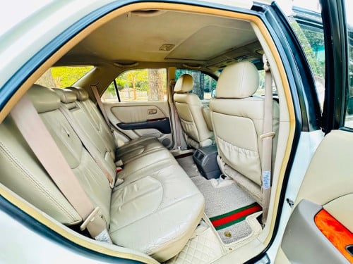 ឡានលក់មួយគ្រឿងLexus RX300សេរីឆ្នាំ2001ប៉ុង1Half Fullឡានសុំណុំតំលៃ13900$ចរចារសំរាប់បងប្អូនរកឡានស្អាត